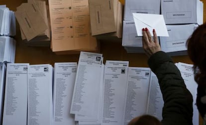 Papeletas electorales en un colegio de Madrid.