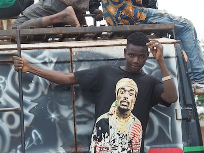 Un joven con una camiseta de líder del grupo terrorista Boko Haram, en Uagadugú.