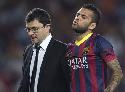 Dani Alves, junto al médico del Barcelona