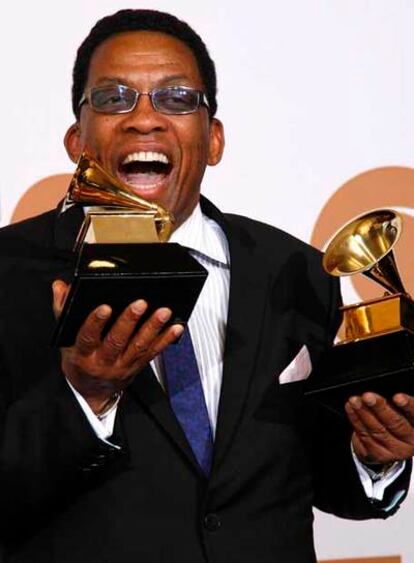 Herbie Hancock exhibiendo su Grammy al mejor álbum.