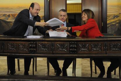 PNV y PSE-EE firman el acuerdo program&aacute;tico y de estructura de gobierno que har&aacute; posible que los dos partidos gobiernen durante los pr&oacute;ximos cuatro a&ntilde;os en Euskadi en coalici&oacute;n.