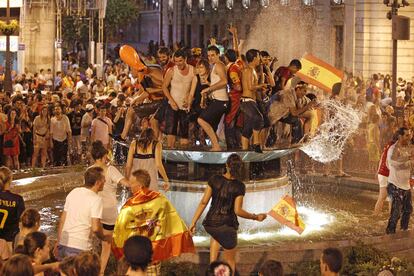 Algunos jóvenes se han bañado en la fuente de la Puerta del Sol para festejar el pase a la final del Mundial de la selección española.