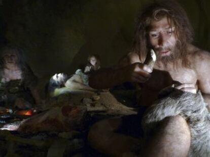 Recreaci&oacute;n de la vida de una familia neandertal en el Museo del Neandertal de Krapina (Croacia).