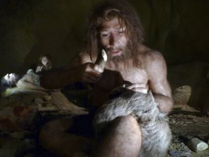 Recreación de la vida de una familia neandertal en el Museo del Neandertal de Krapina (Croacia).