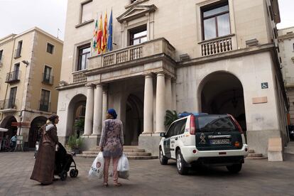 Los agentes de la Guardia Civil están registrando los ayuntamientos de Figueres (en la imagen) y Lloret de Mar (Girona), así como los de Sant Celoni y Sant Cugat del Vallès (Barcelona), y el domicilio del extesorero de CDC Daniel Osácar.