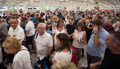 Pasajeros de Thomas Cook en el aeropuerto de Son Sant Joan de Palma de Mallorca