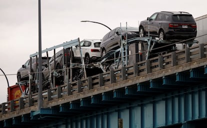 Un camión de transporte de coches cruza el puente Ambassador en Michigan, Estados Unidos, a Windsor, Canadá, este 4 de marzo.