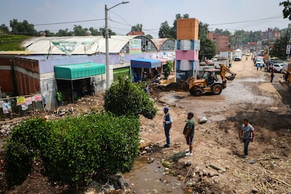 Vecinos realizan labores de limpieza tras las inundaciones del pasado lunes en la colonia del Tejocote, en Ecatepec, el 18 de septiembre de 2024.