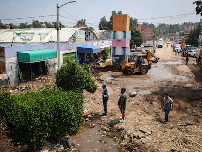 Vecinos realizan labores de limpieza tras las inundaciones del pasado lunes en la colonia del Tejocote, en Ecatepec, el 18 de septiembre de 2024.