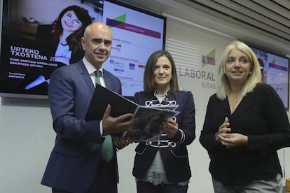 Xabier Egibar, presidente de Gaztenpresa; Beatriz Artolazabal, consejera de Empleo, e Inma Ramos, directora de Gaztenpresa.