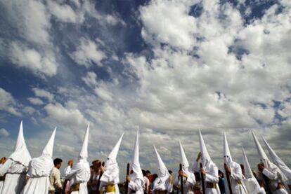 Nazarenos de la Hermandad de San Gonzalo de Sevilla, durante la procesión de ayer.