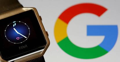 El logo de Google junto a un reloj de Fitbit.