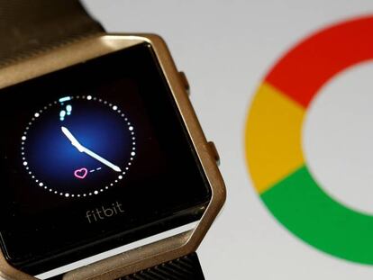 El logo de Google junto a un reloj de Fitbit.