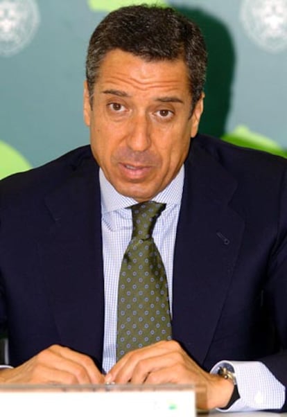 El portavoz del PP en conferencia en San Lorenzo de El Escorial.
