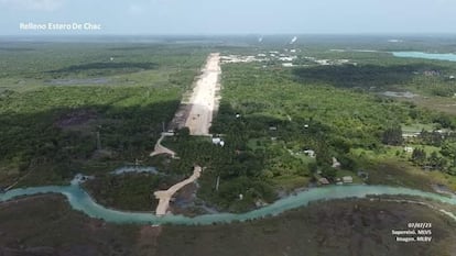 El 7 de julio las obras del Tren Maya invadieron el cauce del estero de Chac (Quintana Roo), provocando más polémica sobre su impacto ambiental.