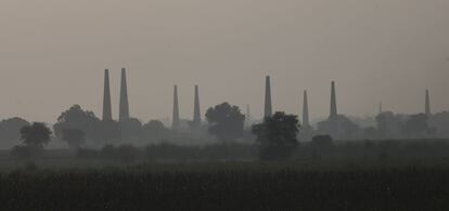 Estos hornos de ladrillos que se encuentran en Nueva Delhi agravan el problema de la contaminación del aire, ya que producen humo y liberan sustancias químicas a la atmósfera.