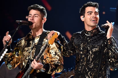 Nick Jonas y Joe Jonas actuando en los Grammy.