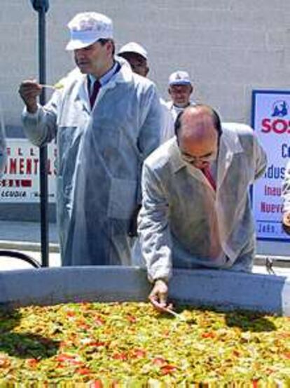 Chaves y Zarrías, ayer, en la fábrica de galletas Cuétara.