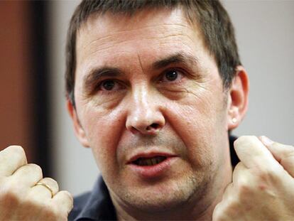 El portavoz de la ilegalizada Batasuna Arnaldo Otegi, durante una rueda de prensa en San Sebastián.