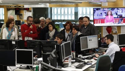 Un grupo de suscriptores durante la visita a la redacción de EL PAÍS.