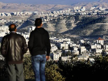 <a href="http://elpais-com.zproxy.org/elpais/2017/05/31/album/1496247003_088581.html"><b>FOTOGALERÍA:</B></A> Dos hombres observando el asentamiento israelí de Maale Adumim, el 22 de enero de 2017.