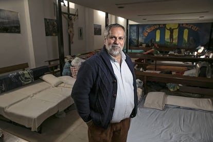 El cura Javier Baeza en el templo San Carlos Borromeo, en Vallecas.