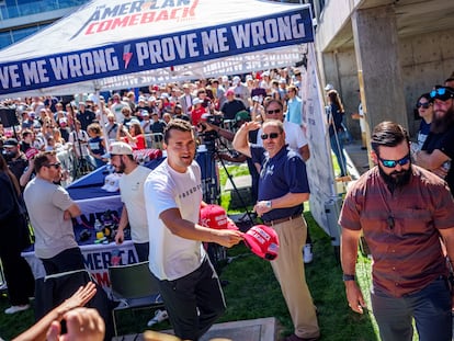 Charlie Kirk lanzaba este jueves al público una gorra con el lema de MAGA en el acto en la Universidad de Utah Valley en el curso del cual fue asesinado.