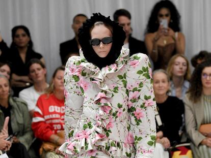 Monos plisados y flores por todas partes: Richard Quinn cierra la semana de la moda de Londres