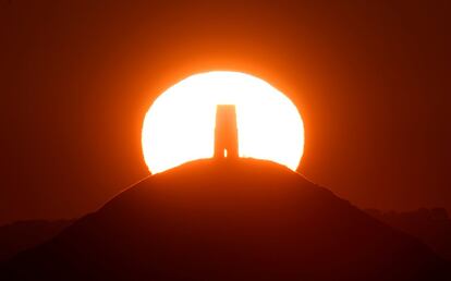 Puesta de sol en Glastonbury, en Gran Bretaña.