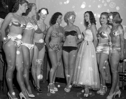 El primer concurso de Miss Mundo tuvo lugar en 1951. La ganadora, Kiki Hakansson, Miss Suecia, fue coronada llevando un biquini. Las ciudades más tradicionales y religiosas incluso amenazaron con retirar a los delegados. Hakansson sigue siendo la primera y la última Miss Mundo coronada en biquini, hecho que fue incluso condenado como pecaminoso por el Papa Pio XII. En la imagen, Kiki Hakansson con vestido durante el concurso The Prettiest Girl, en Suecia, certamen que presentó un año después de ganar su corona como la más guapa del mundo.