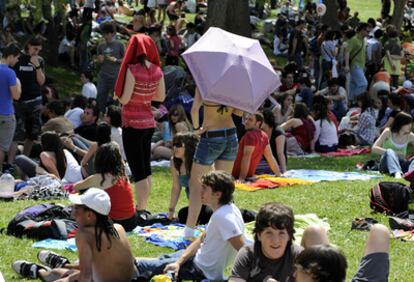 Las campas de Armentia se abarrotaron de ciudadanos que celebraban la principal festividad alavesa.