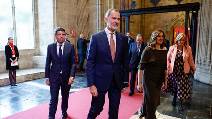 El rey Felipe VI (en la imagen, junto al presidente de la Generalitat, Carlos Mazón y la alcaldesa de Valencia, María José Catalá) a su llegada a la entrega de los Premios Rei Jaume I, en Valencia.