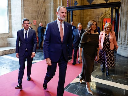 El rey Felipe VI (en la imagen, junto al presidente de la Generalitat, Carlos Mazón y la alcaldesa de Valencia, María José Catalá) a su llegada a la entrega de los Premios Rei Jaume I, en Valencia.