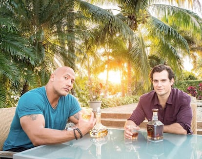 No todos los famosos han celebrado las fiestas con la típica estampa Navideña. En la imagen, Dwayne Johnson, 'La Roca', junto a su amigo Henry Cavill. Ambos felicitaron la Navidad de parte de sus personajes en la ficción, Black Adam y Superman. 