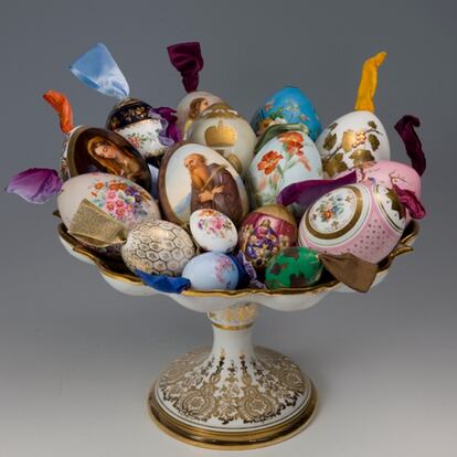 Vasija de huevos de Pascua, Rusia, San Petersburgo. Fábrica de porcelana imperial, mitad del siglo XIX. Porcelana con dibujo sobre cristal pintado en oro.