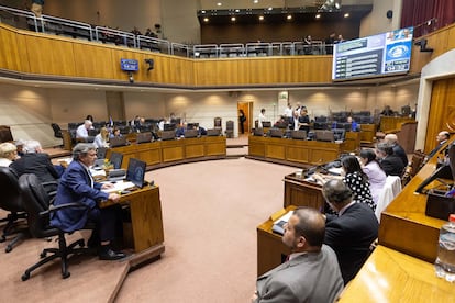 Funcionarios discuten el presupuesto para 2025 en el Senado de Chile, este jueves en Santiago.