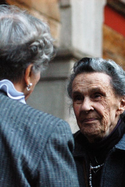 Leonora Carrington y Elena Poniatowska (de espaldas), hace dos años en México.