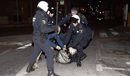 La polic&iacute;a durante la intervenci&oacute;n al final de la manifestaci&oacute;n en apoyo a Gamonal de Alicante.