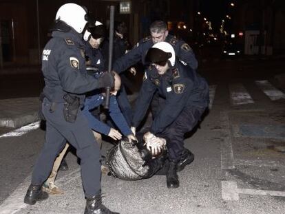 La polic&iacute;a durante la intervenci&oacute;n al final de la manifestaci&oacute;n en apoyo a Gamonal de Alicante.