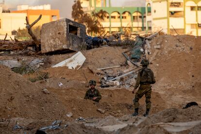 Soldados israelíes, entre escombros y tierra movida en un punto del norte de Gaza. 