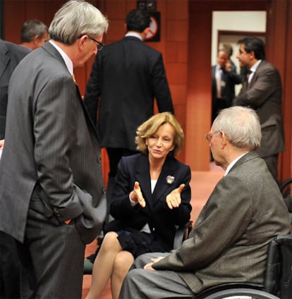 La ministra de Economía, Elena Salgado, charla con su homólogo alemán, y el presidente del Eurogrupo, Jean-Claude Juncker (izquierda), momentos antes de la reunión del Eurogrupo.