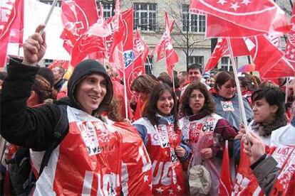 Algunos de los jóvenes de UGT-Madrid que participaron en la manifestación del martes en París.