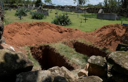 Enquanto os bombeiros procuram os desaparecidos, em outro ponto da cidade as covas para sepultar as vítimas não param de ser abertas. 