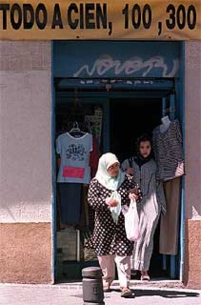 Tienda de ropa en el barrio madrile?o de Lavapis.