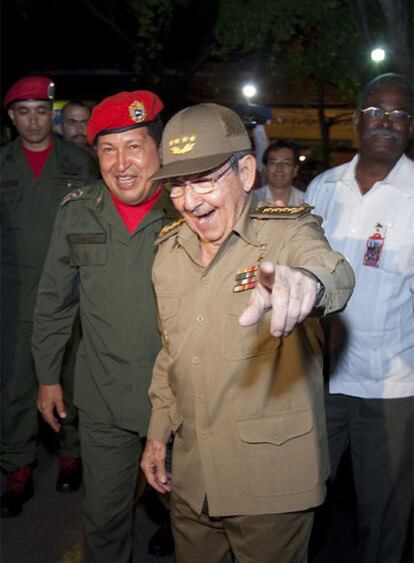 El presidente cubano, Raúl Castro, pasea junto al presidente venezolano, Hugo Chávez, durante la cumbre del ALBA.