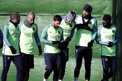 Los jugadores del Barça durante un entrenamiento.