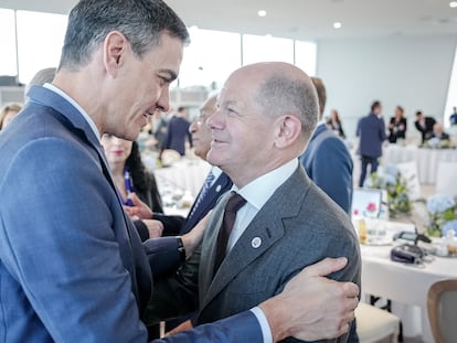 Pedro Sánchez y Olaf Scholz, este jueves en la cumbre en Bulboaka, a menos de 20 kilómetros de la frontera con Ucrania.