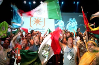 Jóvenes participantes en el Festival Mundial de la Juventud bailan en la inauguración, en el auditorio del edificio Fórum.