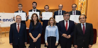 La presidenta de ANCI, Concha Santos, y la ministra de Transportes, Raquel Sánchez, anoche entre personalidades del mundo de la ingeniería y los galardonados con los premios ANCI a Tesis Doctorales.