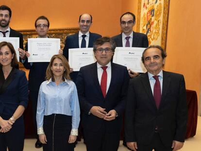 La presidenta de ANCI, Concha Santos, y la ministra de Transportes, Raquel Sánchez, anoche entre personalidades del mundo de la ingeniería y los galardonados con los premios ANCI a Tesis Doctorales.